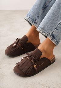 Born2be - Brązowe Płaskie Klapki Mule Zdobione Frędzlami i Kokardką z Koralikami Petlame. Okazja: na co dzień. Kolor: brązowy. Materiał: jeans, len. Wzór: aplikacja. Sezon: lato. Styl: boho, casual, elegancki #1