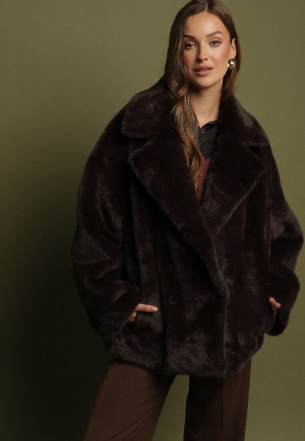 Born2be - Brązowa Kurtka Futerko o Dwurzędowym Kroju Oversize Nalizana. Okazja: na co dzień. Kolor: brązowy. Materiał: futro. Długość rękawa: długi rękaw. Długość: długie. Styl: casual, elegancki