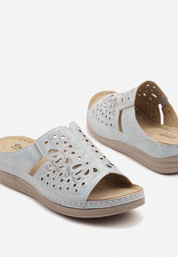 Born2be - Jasnoniebieskie Klapki na Grubej Podeszwie z Ażurowymi Wycięciami Mevarielle. Okazja: na spotkanie biznesowe, do pracy. Kolor: niebieski. Materiał: jeans. Wzór: ażurowy. Sezon: lato. Obcas: na obcasie. Styl: biznesowy. Wysokość obcasa: niski