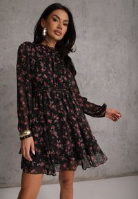 Renee - Czarna Sukienka Rozkloszowana w Kropki i Kwiatowy Print z Falbanami Ediannela. Kolor: czarny. Materiał: poliester. Wzór: nadruk, kwiaty, kropki. Sezon: lato. Styl: elegancki, klasyczny #3