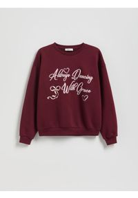 Reserved - Bluza z haftowanym napisem - bordowy. Kolor: czerwony. Materiał: bawełna. Wzór: napisy, haft #1