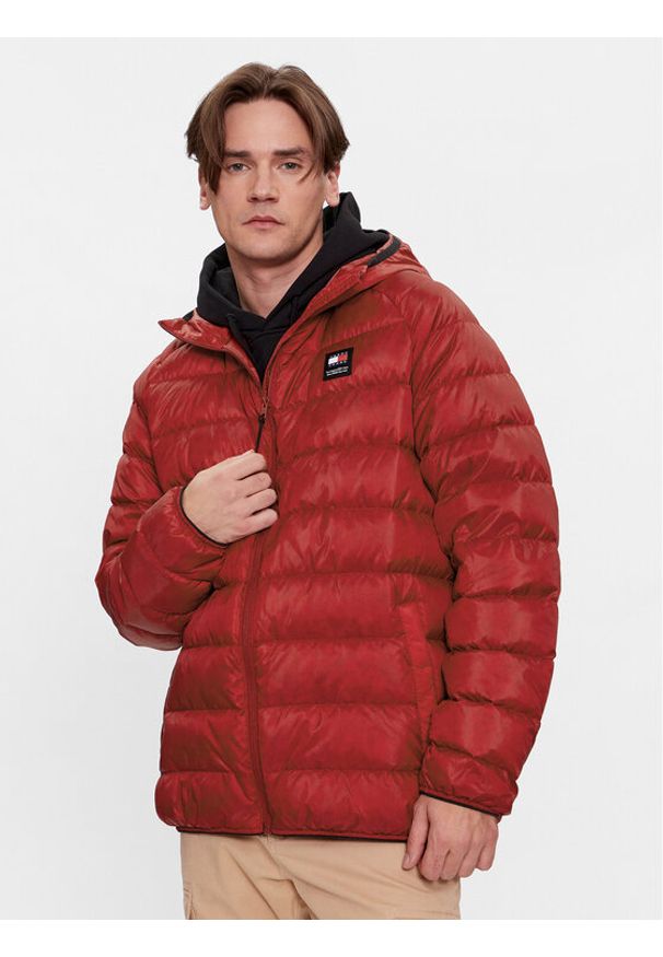 Tommy Jeans Kurtka przejściowa DM0DM17882 Czerwony Regular Fit. Kolor: czerwony. Materiał: syntetyk