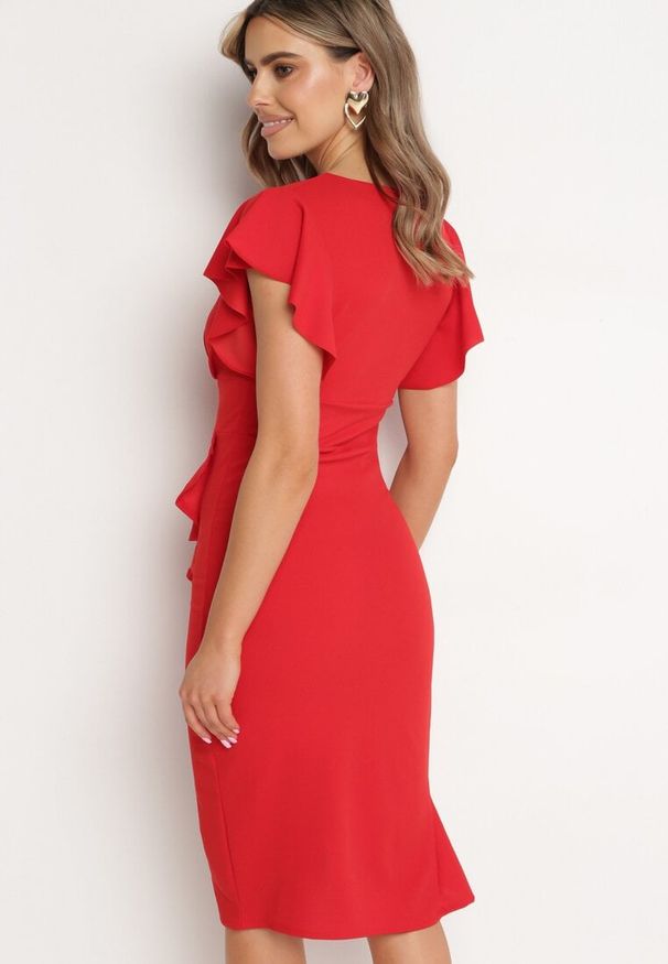 Born2be - Czerwona Dopasowana Sukienka z Kopertowym Dekoltem i Falbankami Leolani. Okazja: na co dzień. Typ kołnierza: kołnierz z falbankami. Kolor: czerwony. Materiał: jeans. Typ sukienki: kopertowe. Styl: klasyczny, casual