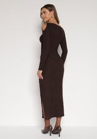Born2be - Brązowa Dopasowana Sukienka z Metaliczną Ozdobą na Ramieniu Reilara. Kolor: brązowy. Wzór: aplikacja. Styl: elegancki #6