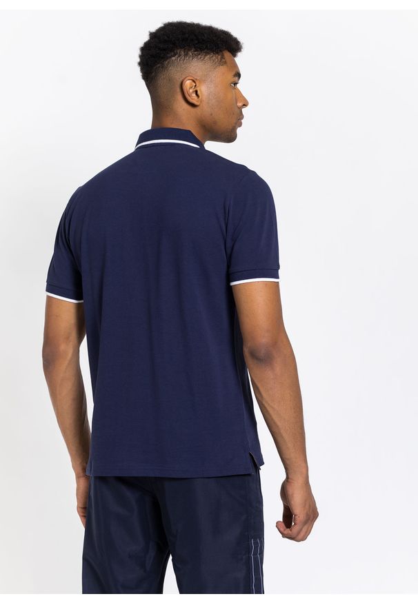 SERGIO TACCHINI - Koszulka męska Polo Sergio Tacchini Dino (STA211M703-02). Okazja: na co dzień, na spotkanie biznesowe. Typ kołnierza: polo. Kolor: niebieski. Materiał: dresówka. Styl: biznesowy, młodzieżowy, casual