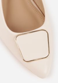 Born2be - Beżowe Płaskie Sandały z Odkrytą Piętą i Klamerką na Szpiczastym Nosku ze Skórzaną Wkładką Ragastia. Nosek buta: szpiczasty. Kolor: beżowy. Materiał: skóra. Sezon: lato. Obcas: na obcasie. Wysokość obcasa: niski #6