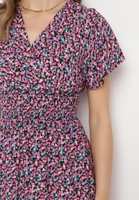 Born2be - Czarno-Różowa Sukienka Aesampos. Typ kołnierza: dekolt kopertowy. Kolor: czarny. Wzór: kwiaty. Sezon: lato. Typ sukienki: kopertowe. Długość: mini #6