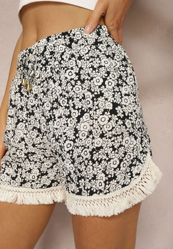 Renee - Czarno-Beżowe Szorty z Wiskozy High Waist z Gumką w Pasie Kwiatowym Wzorem i Frędzlami Orifea. Stan: podwyższony. Kolor: czarny. Materiał: wiskoza. Wzór: kwiaty. Sezon: lato