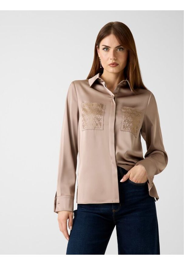 Guess Koszula W5RH40 WFQC2 Brązowy Regular Fit. Kolor: brązowy. Materiał: syntetyk