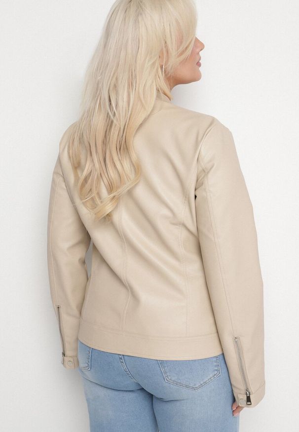 Born2be - Beżowa Kurtka Ramoneska Bez Kołnierzyka z Suwakami na Rękawach Rilinne. Okazja: na spacer, na co dzień. Typ kołnierza: bez kołnierzyka. Kolekcja: plus size. Kolor: beżowy. Sezon: wiosna. Styl: elegancki, casual