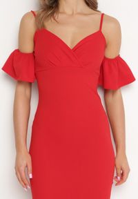 Born2be - Czerwona Sukienka Dopasowana z Kopertową Górą i Ozdobną Falbanką Yaleria. Okazja: na wesele, na ślub cywilny. Kolor: czerwony. Materiał: materiał. Długość rękawa: krótki rękaw. Typ sukienki: kopertowe #3