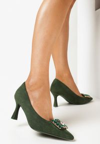 Born2be - Zielone Czółenka na Szpilce z Biżuteryjną Klamrą Amfrene. Nosek buta: otwarty. Zapięcie: klamry. Kolor: zielony. Obcas: na szpilce. Styl: klasyczny. Wysokość obcasa: średni #4