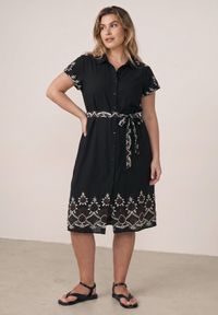 Born2be - Czarna Wiskozowa Sukienka Koszulowa Zdobiona Haftem i Wiązanym Paskiem Telonesa. Okazja: na co dzień. Kolekcja: plus size. Kolor: czarny. Materiał: wiskoza. Wzór: aplikacja, haft. Typ sukienki: koszulowe. Styl: casual #6