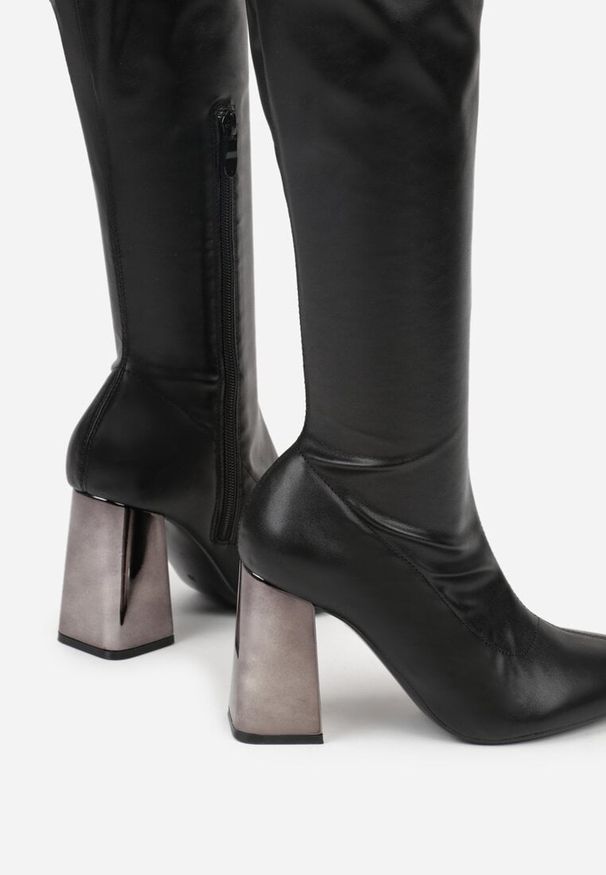 Renee - Czarne Eleganckie Kozaki Vices na Metalicznym Słupku z Dopasowaną Cholewką Nianesa. Okazja: na co dzień. Wysokość cholewki: przed kolano. Kolor: czarny. Materiał: satyna. Szerokość cholewki: normalna. Wzór: aplikacja. Obcas: na słupku. Styl: elegancki