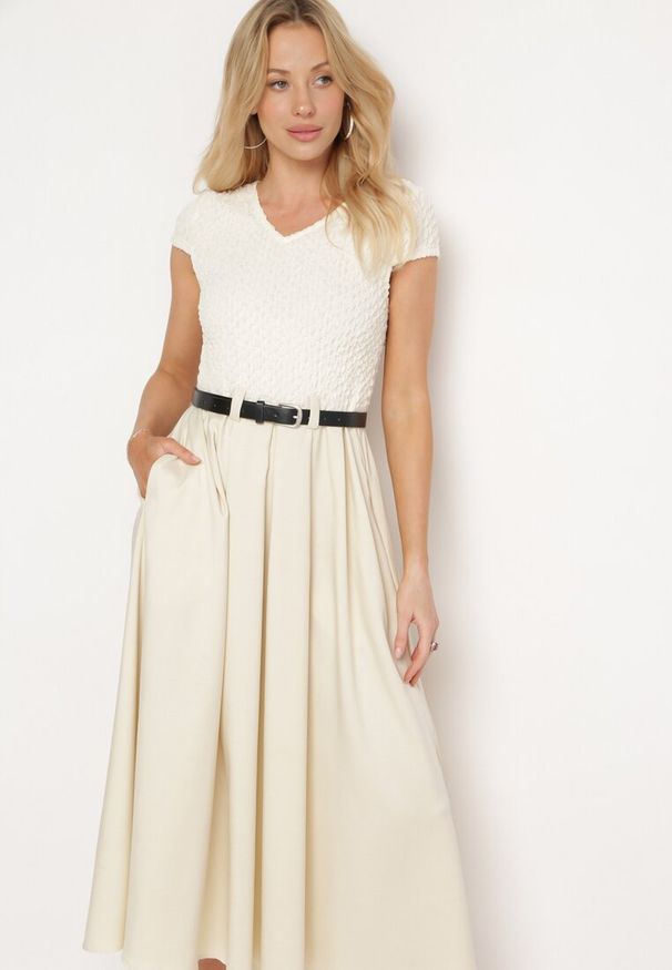 Born2be - Beżowa Rozkloszowana Sukienka z Paskiem z Imitacji Skóry Drinna. Typ kołnierza: dekolt w kształcie V. Kolor: beżowy. Materiał: skóra. Długość rękawa: krótki rękaw. Wzór: aplikacja. Styl: elegancki