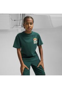 Puma - Młodzieżowa koszulka Mid 90s z grafiką PUMA Dark Myrtle Green. Kolor: zielony. Materiał: guma. Wzór: nadruk. Sport: joga i pilates
