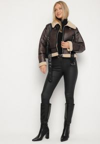 Born2be - Brązowa Kurtka Biker z Kożuszkiem i Paskiem z Klamerką Zenile. Okazja: na co dzień. Kolor: brązowy. Materiał: jeans, poliester, dzianina. Wzór: aplikacja. Styl: klasyczny, elegancki, casual, rockowy #6