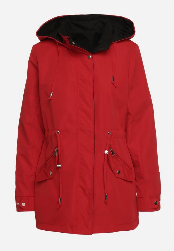 Born2be - Czerwona Kurtka Parka Dwustronna Ozdobiona Guzikami przy Rękawach Mivanea. Kolor: czerwony. Materiał: jeans. Długość rękawa: długi rękaw. Długość: długie. Wzór: aplikacja. Sezon: zima, jesień. Styl: klasyczny, elegancki