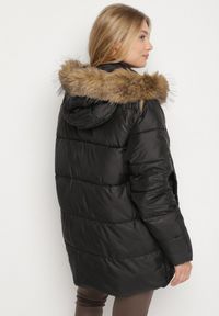 Born2be - Czarna Kurtka z Pikowanymi Przeszyciami i Kapturem z Futerkiem Anavite. Okazja: na co dzień, na spacer. Kolekcja: plus size. Kolor: czarny. Materiał: futro. Styl: casual #4