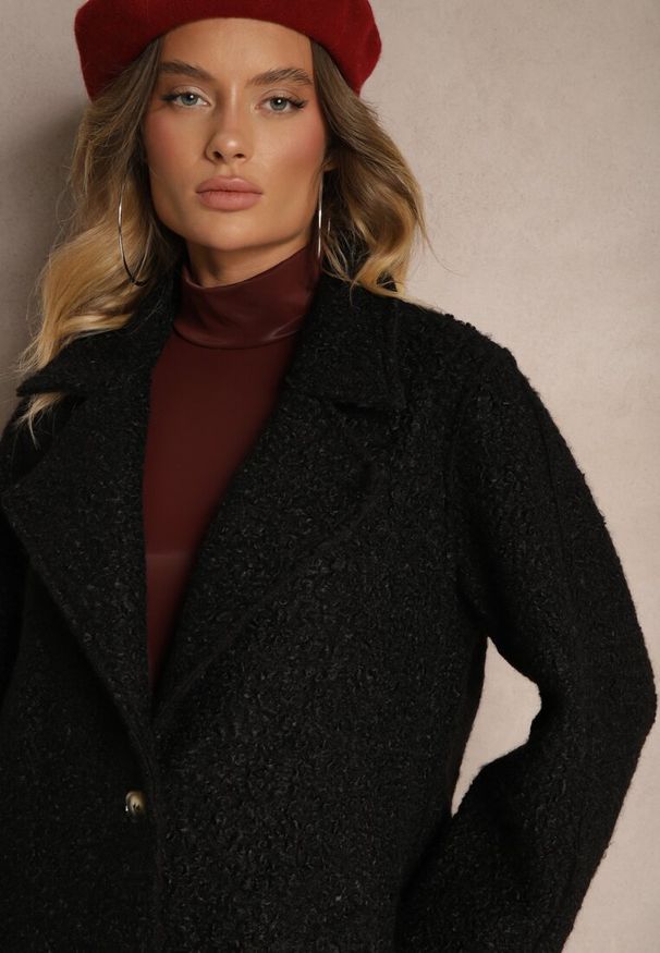 Renee - Czarny Płaszcz Jednorzędowy o Długim Kroju z Materiału Boucle Deorina. Okazja: na spotkanie biznesowe, do pracy, na co dzień. Kolor: czarny. Materiał: materiał. Długość: długie. Styl: klasyczny, biznesowy, wizytowy, casual