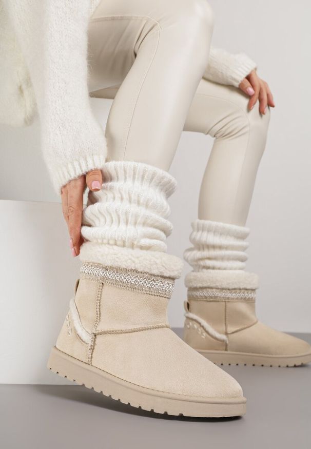 Renee - Beżowe Śniegowce o Wsuwanym Fasonie z Haftem i Futrem przy Cholewce Mevinadia. Okazja: na co dzień. Kolor: beżowy. Materiał: futro. Szerokość cholewki: normalna. Wzór: haft. Styl: casual