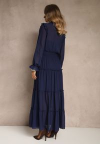 Renee - Granatowa Sukienka VICES Koszulowa z Falbaną w Rustykalnym Stylu Arivite. Okazja: na imprezę, na co dzień. Kolor: niebieski. Typ sukienki: koszulowe. Styl: casual #4