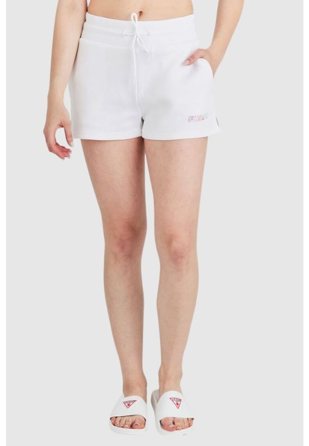Guess - GUESS Białe szorty damskie z kolorowym logo, Rozmiar L. Kolor: biały. Materiał: bawełna. Wzór: kolorowy