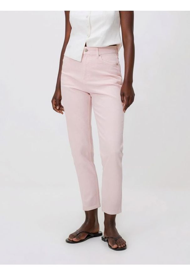 Reserved - Jeansy mom fit - różowy. Kolor: różowy