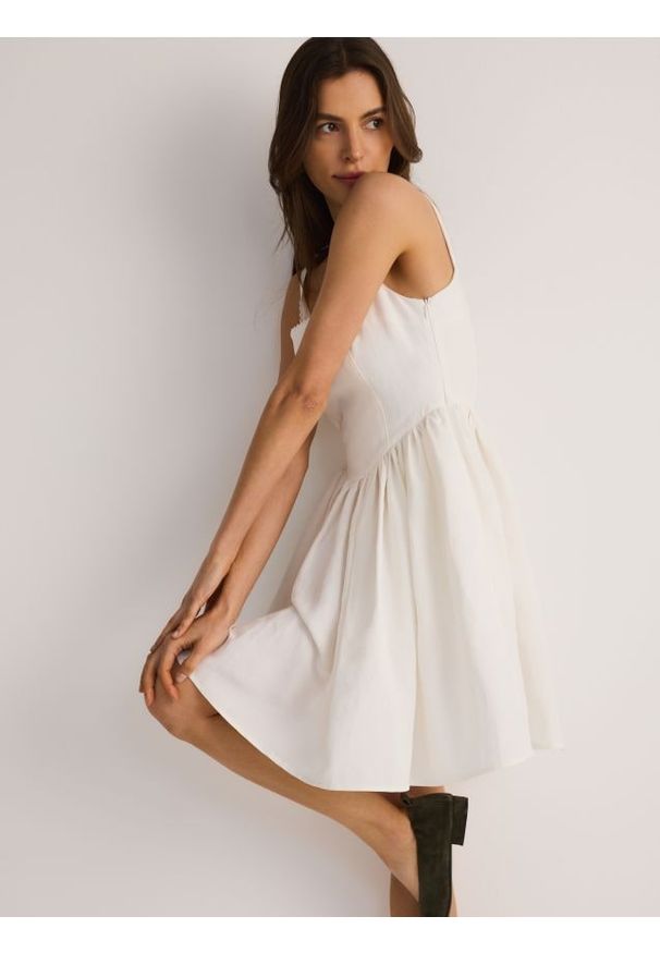 Reserved - Sukienka mini z lnem - biały. Kolor: biały. Materiał: len. Długość: mini