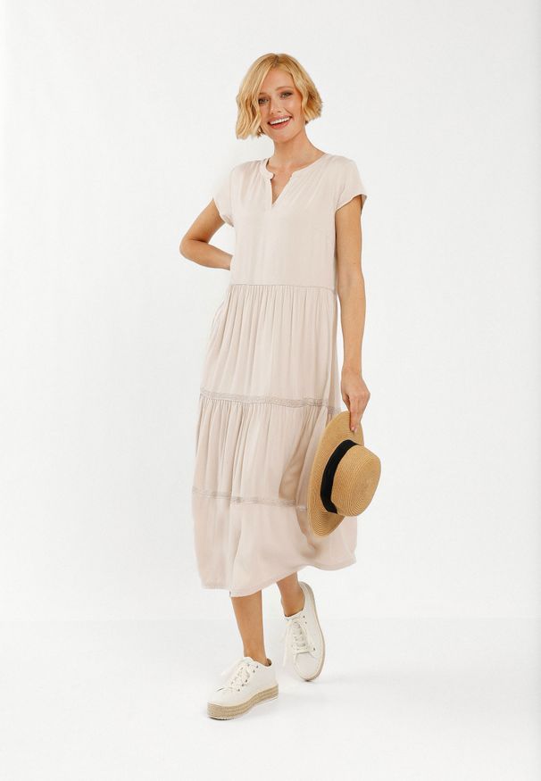 Volcano - Beżowa sukienka maxi G-LUMA. Typ kołnierza: dekolt w serek. Kolor: beżowy. Materiał: włókno, wiskoza, materiał, koronka. Wzór: gładki, koronka. Sezon: lato. Typ sukienki: rozkloszowane. Długość: maxi