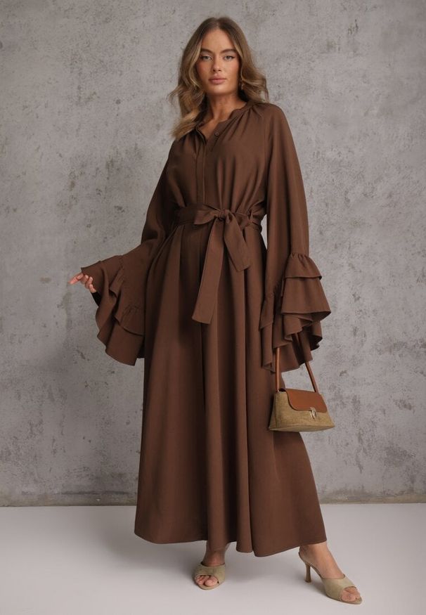 Renee - Brązowa Koszulowa Sukienka z Wiskozy Ozdobiona Paskiem i Falbanami Tinethra. Okazja: na co dzień. Kolor: brązowy. Materiał: wiskoza. Wzór: aplikacja. Typ sukienki: koszulowe. Styl: elegancki, casual, wizytowy