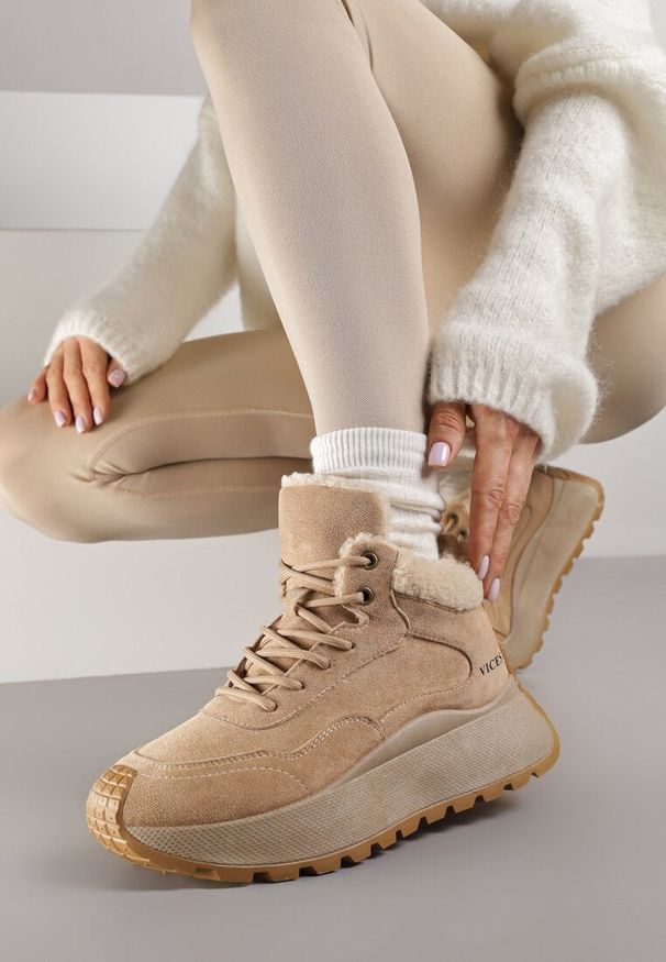 Born2be - Jasnobrązowe Sneakersy Śniegowce Vices na Grubej Podeszwie Ozdobione Futerkiem i Napisem Nelinena. Okazja: na co dzień. Kolor: brązowy. Materiał: futro. Wzór: aplikacja, napisy. Sport: golf