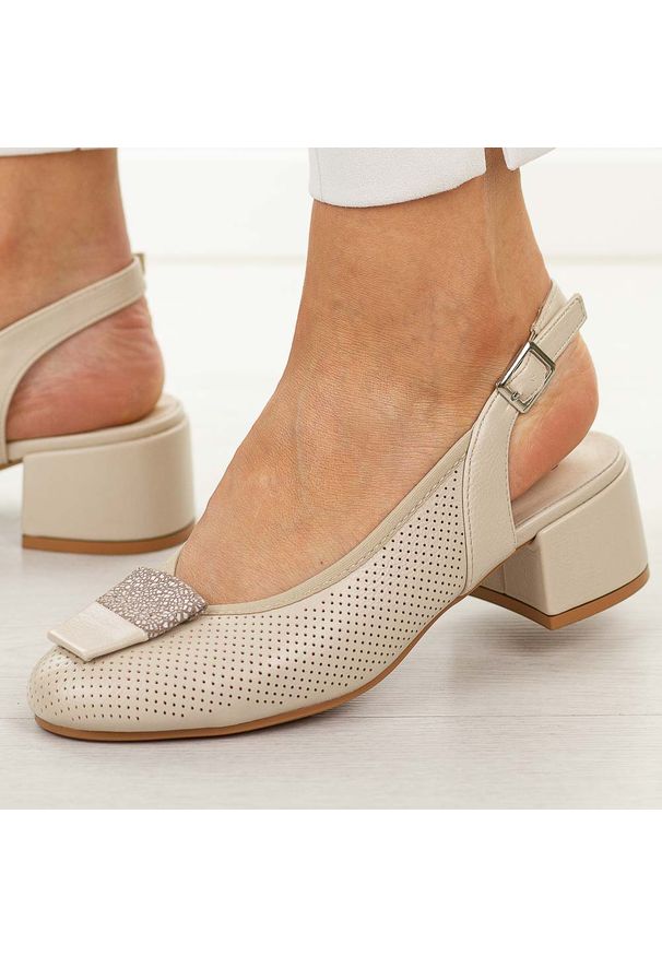 POTOCKI - Beżowe sandały damskie na obcasie Potocki 12817. Okazja: na imprezę. Nosek buta: okrągły. Kolor: beżowy. Szerokość cholewki: normalna. Wzór: ażurowy, aplikacja. Materiał: skóra. Sezon: wiosna, lato. Obcas: na obcasie. Styl: klasyczny, elegancki. Wysokość obcasa: średni