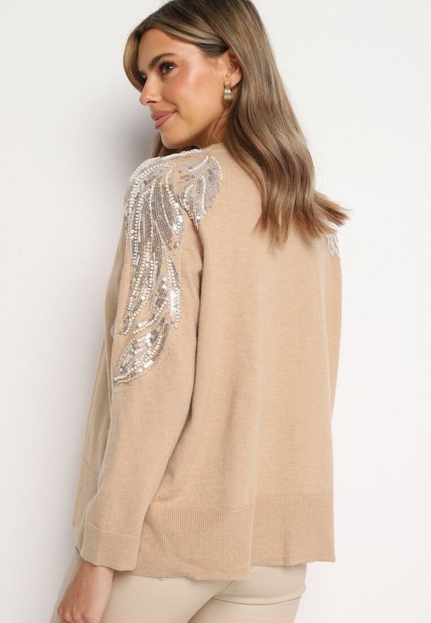 Born2be - Beżowy Sweter z Dodatkiem Modalu i Wiskozy z Perłami i Cekinami na Ramionach Ivenise. Kolor: beżowy. Materiał: wiskoza. Sezon: zima