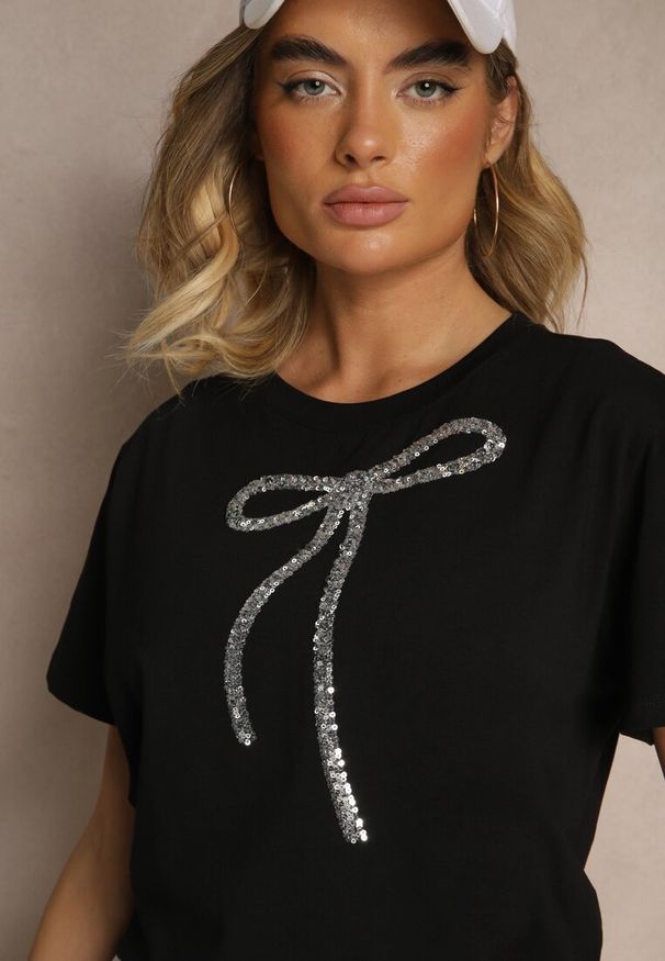 Renee - Czarny Bawełniany T-shirt z Cekinową Aplikacją w Kształcie Kokardy Tenuria. Okazja: na co dzień. Typ kołnierza: kokarda. Kolor: czarny. Materiał: bawełna. Wzór: aplikacja. Styl: glamour, casual, klasyczny, elegancki