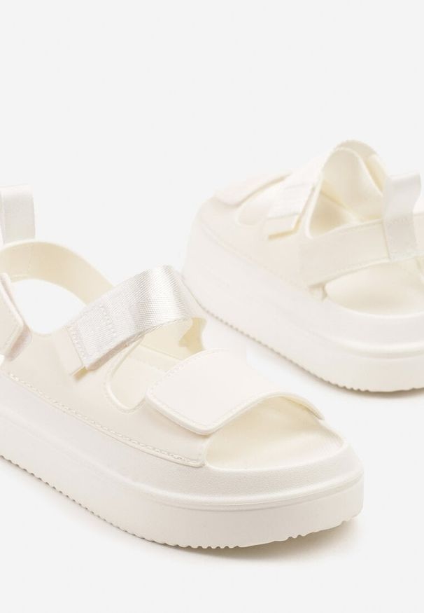 Born2be - Białe Sandały na Grubej Podeszwie z Dwoma Paskami Taloiti. Okazja: na co dzień. Zapięcie: pasek. Kolor: biały. Materiał: jeans. Wzór: paski. Styl: klasyczny, casual