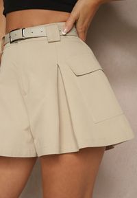 Renee - Beżowe Szorty High Waist z Kieszeniami Typu Cargo Aloviane. Okazja: na spacer. Stan: podwyższony. Kolor: beżowy. Wzór: aplikacja. Sezon: lato. Styl: elegancki