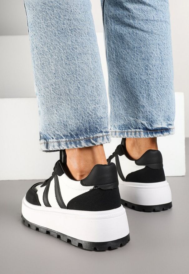 Born2be - Czarno-Białe Sneakersy na Grubej Podeszwie Ozdobione Tłoczeniem i Paskami Fonrith. Okazja: na co dzień. Zapięcie: pasek. Kolor: czarny. Materiał: jeans. Wzór: aplikacja. Obcas: na obcasie. Wysokość obcasa: średni