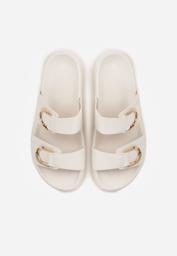 Born2be - Białe Klapki Ozdobione Dwoma Klamrami Sthosaildy. Okazja: na spacer. Kolor: biały. Materiał: satyna. Wzór: aplikacja. Sezon: lato. Styl: elegancki, boho