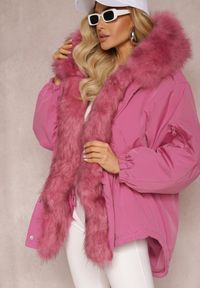 Renee - Różowa Kurtka Parka Oversize z Futerkiem Horelle. Kolor: różowy. Materiał: futro. Długość rękawa: długi rękaw. Długość: długie. Wzór: jednolity, gładki, aplikacja. Sezon: jesień, zima. Styl: klasyczny
