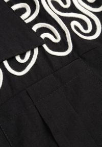 Renee - Czarna Boho Koszula z Wiskozy Bez Rękawów ze Ściągaczem w Talii Assabel. Okazja: na co dzień. Kolor: czarny. Materiał: wiskoza. Długość rękawa: bez rękawów. Wzór: haft. Sezon: lato. Styl: boho #8