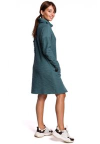 Be Active - Dzianinowa sukienka z golfem i dużymi kieszeniami bawełniana zielona. Typ kołnierza: golf. Kolor: zielony. Materiał: bawełna, dzianina. Sezon: jesień, zima #3