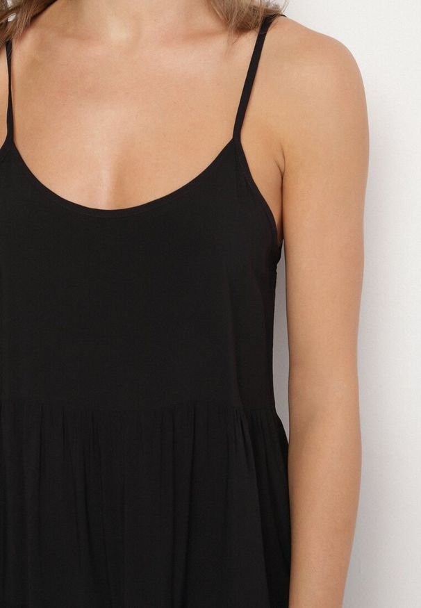 Born2be - Czarna Rozkloszowana Sukienka z Bawełny na Ramiączkach z Falbanami Lilivane. Okazja: na co dzień, na spacer. Kolor: czarny. Materiał: bawełna. Długość rękawa: na ramiączkach. Sezon: wiosna, lato. Typ sukienki: proste. Styl: casual