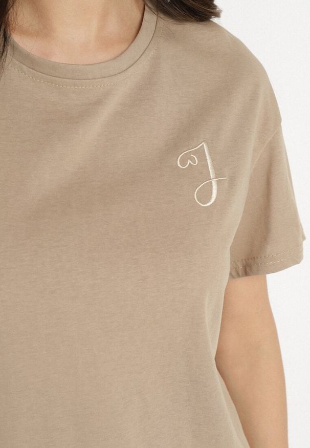 Born2be - Beżowy T-shirt z Asymetrycznym Tyłem i Ozdobnym Haftem Ninissara. Okazja: na spacer. Kolor: beżowy. Materiał: jeans. Wzór: haft. Styl: klasyczny, elegancki