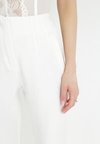 Born2be - Białe Spodnie Cygaretki z Imitacją Kieszeni Anilnig. Kolor: biały #5