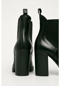 Wojas - Sztyblety skórzane. Nosek buta: okrągły. Kolor: czarny. Materiał: skóra. Obcas: na obcasie. Wysokość obcasa: średni #4
