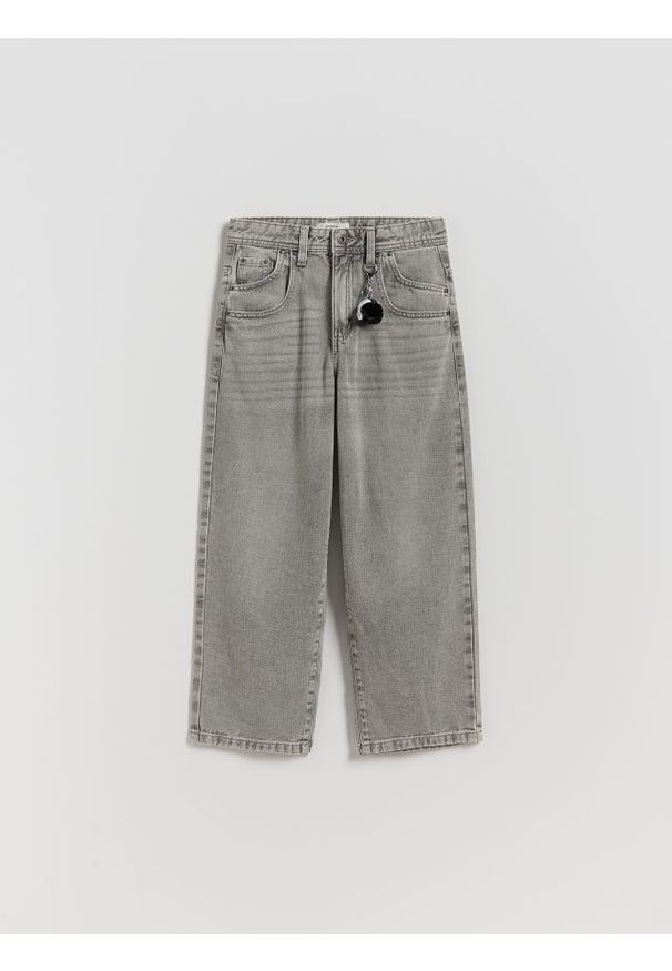 Reserved - Jeansy baggy z brelokiem - jasnoszary. Kolor: szary