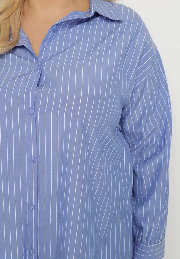 Born2be - Niebieska Koszula w Drobne Paseczki o Klasycznym Kroju z Podpinanymi Rękawami Ilerra. Okazja: na co dzień. Kolekcja: plus size. Kolor: niebieski. Materiał: bawełna, jeans, materiał. Długość rękawa: długi rękaw. Długość: długie. Wzór: aplikacja. Styl: klasyczny