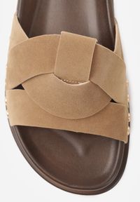 Born2be - Ciemnobeżowe Klapki z Przeplatanymi Paskami i Nitami przy Podeszwie Marivyn. Okazja: na co dzień, na randkę. Kolor: beżowy. Materiał: len. Sezon: lato. Styl: casual, elegancki #4