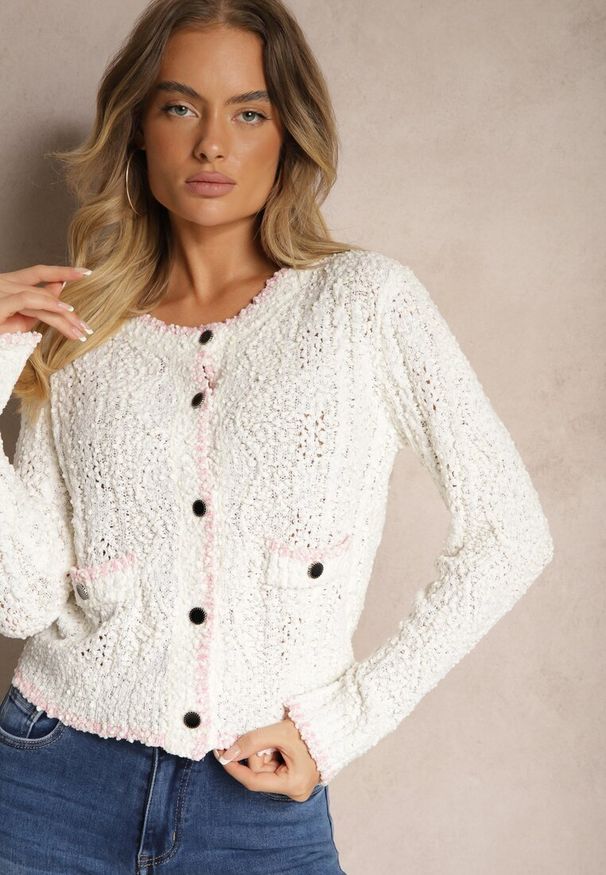 Renee - Beżowy Kardigan Rozpinany z Wiskozą i Imitacją Kieszeni Lialisa. Okazja: na spotkanie biznesowe, do pracy, na co dzień. Kolor: beżowy. Materiał: wiskoza. Styl: biznesowy, elegancki, casual